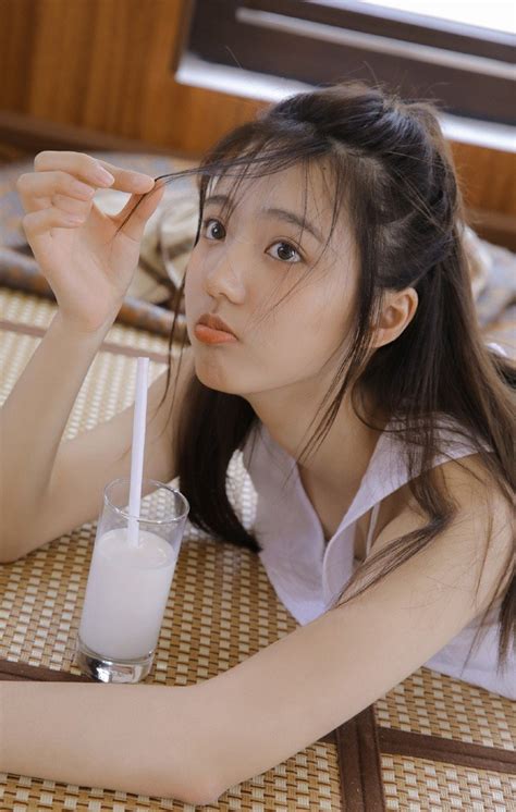 翟晓川今天参加阅兵仪式戴北京青年榜样奖章和首钢劳动模范奖章